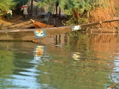 pirogue au bord du fleuve 400x300 a.jpg
