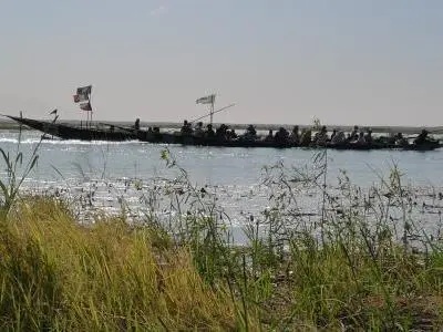 pirogue moteur gens 400x300.jpg